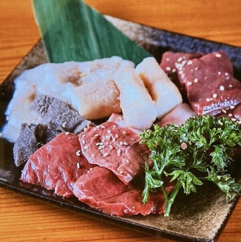 タンやホルモンなどの厳選素材を七輪で焼いて堪能♪