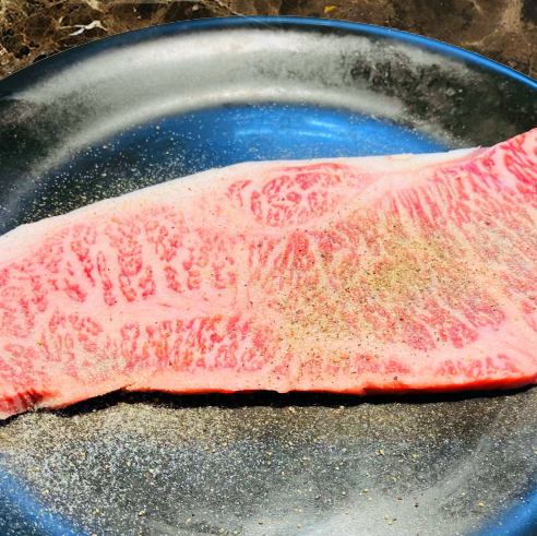 [Kobe Beef Sirloin] You can fully enjoy the rich flavor of "Kobe Beef", which has the bloodline of Tajima Beef / 12,000 yen (tax included)