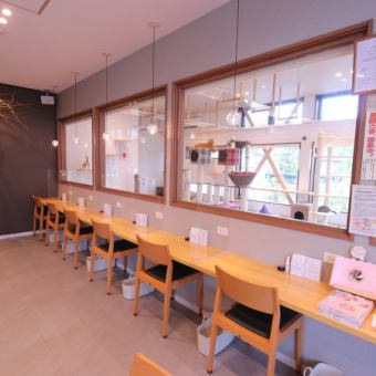 From the counter, you can enjoy your meal while watching the cats relaxing.