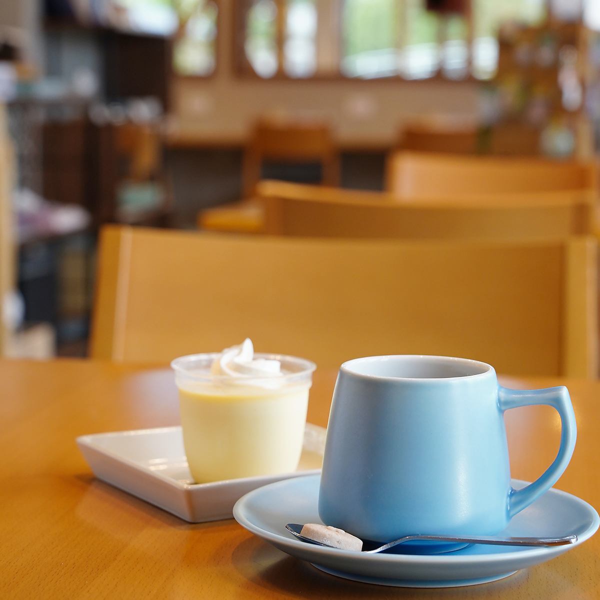 You can enjoy drinks and sweets at the cafe where you can watch the cats.