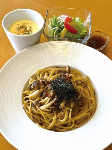 Spicy garlic, shimeji mushrooms and beef butter soy sauce pasta (with soup and salad)