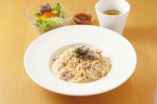 Squid, mushroom and cod roe cream pasta (with salad and soup)