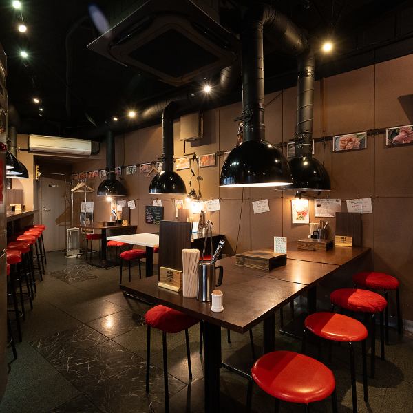 店内は全22席、七輪を囲んで焼肉を楽しめるアットホームな空間です。カウンター席はお一人様や少人数にぴったり、テーブル席は仲間やご家族での利用に最適。貸切は15名様から相談可能で、宴会や女子会にも柔軟に対応します。明るい雰囲気と元気な接客で、初めての方も自然と笑顔になれる居心地の良さが魅力です。