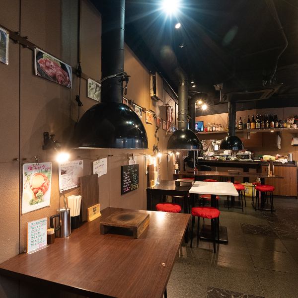 テーブル席は2～3名掛け、4名掛け、5名掛けと人数に合わせて選べる全4卓。仲間との飲み会や女子会、カップル、ご家族での利用にぴったりです。七輪を囲みながらワイワイ楽しめる雰囲気で、料理やお酒を囲む時間が一層盛り上がります。貸切利用も可能なので、宴会や特別な集まりにもおすすめです。