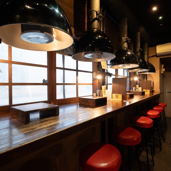 カウンター席は1～2名掛けが3卓あり、お一人様や少人数での利用に最適。仕事帰りにふらっと立ち寄って一人焼肉や一人飲みを楽しむ方も多く、気軽に利用できるのが魅力です。スタッフや名物“ママ”との会話も弾み、アットホームな雰囲気の中で美味しいホルモンや焼肉を堪能できます。女子の一人利用にも人気です。