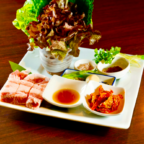 【野菜で包んでヘルシーに！】豚バラとキムチの絶品サムギョプサル 1,880円(税込)