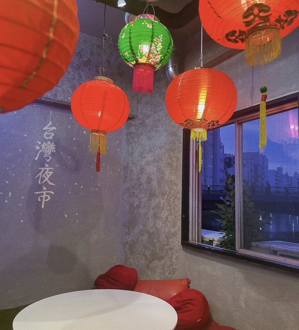 在一個夢幻般的空間裡享受正宗的台灣美食直到深夜，讓您感覺彷彿穿越到了台灣。