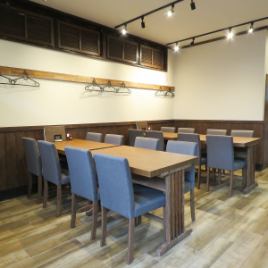 【テーブル席】ご友人とのお食事、ご宴会にオススメのテーブル席！横並びのテーブルと連結化で、大人数でも安心です♪大人数のご予約はお早めに！