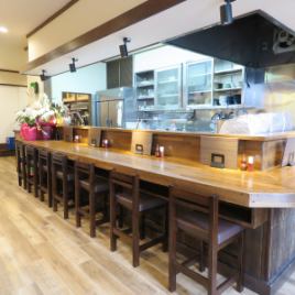 【カウンター席】おひとり様や少人数でのご利用にオススメです！目の前で店主が調理しているキッチン前カウンター♪テーブルも広々と設計されており、ゆったりと座れるカウンター席です！