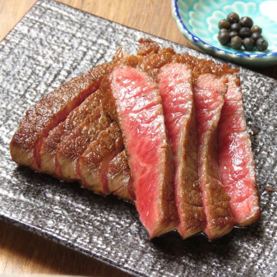 丁寧に火入れした「国産牛赤身ステーキ」