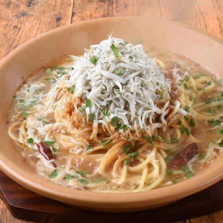 山盛りシラスの焦がし醤油ペペロンチーノ