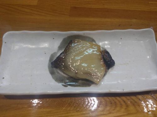 うおとこで一番美味しい料理は「アブラボウズの西京焼き」だと思います。
ほぼ定番品としてお出ししておりましたが、後５食で終了となります。

水揚げがあれば連絡貰えるようにしているのですが、ここ最近は揚がってきてないようです。

代わりにミナミカゴカマスという魚を西京漬けにしておりますが、出せるのは年明けになりそうです。

ちなみにアブラボウズの西京焼きには日本酒が合います。
現在の所２５種類ほど取り揃えております。

明日は予約で満席、12/24・25は店休なので、今日がねらい目ですよ！