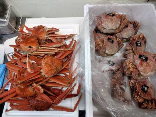 昨日は仕入れが暴走しまして、毛ガニ10杯・ズワイガニ14杯仕入れておりました。
ズワイガニは剥いて1000円でお出ししていたので、残り3杯となりました。
今日は毛ガニも3杯剥きます。
毛ガニは剥く前で600gありました。
噂によると、年末6000円で販売されていたそうです。うおとこでは剥いてから5000円でお出しします。
ご連絡いただければお取り置きも出来ます。
そういえば「最近は釣り行かないの?」とお声掛けいただくことが増えました。
もうちょっと温かくなったら行ってきます。