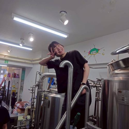 昨天,我在namacha酿酒厂酿造了一款三周年纪念啤酒。
我们沿用了上次广受欢迎的口味,并稍微调整了啤酒花的用量,使其具有更浓郁的粉红葡萄柚风味。
船名也已确定:“前进!鱼子丸”
感觉这部作品有点受到电视节目《前进!电波少年》的影响。
这次,我们将从7月26日(星期日)开始同时销售生啤和瓶装啤酒。
我们的周年庆典定于26日至29日举行。(更多详情稍后奉上!)
负责酿造啤酒的南酱也计划于7月28日星期二到访。你可以听到各种各样的啤酒故事!而且是无限畅饮!
明天我们也将因展览而闭馆。
我们将于5月28日星期四营业。
我们期待今天见到您!