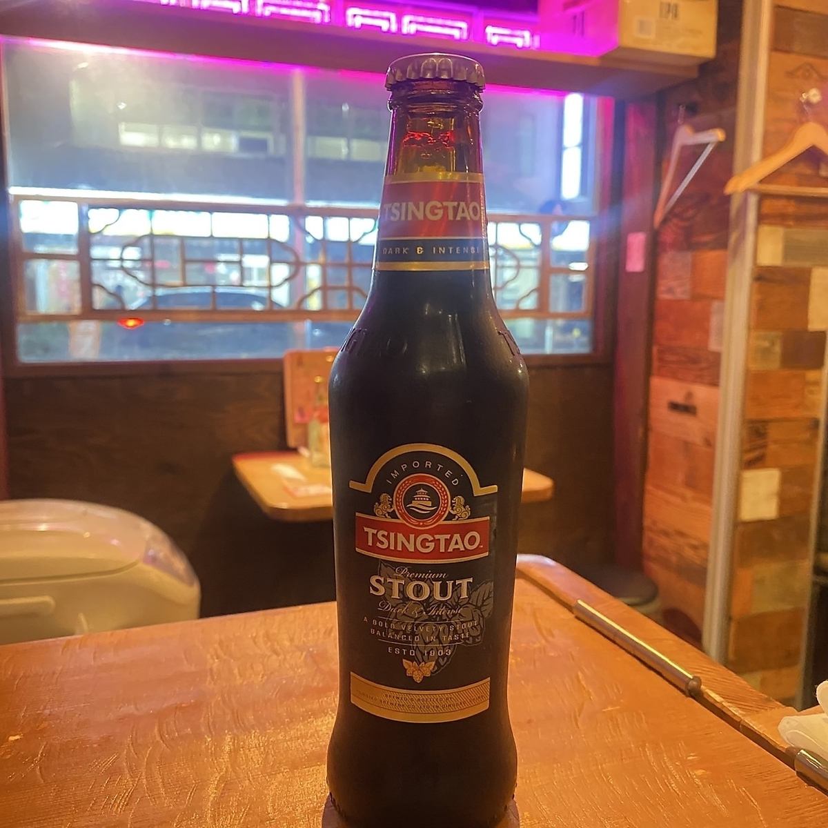 일이 끝나면 맛있는 요리와 종류가 풍부한 술을 즐기십시오.