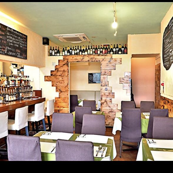 我們的“ Inizio”餐廳提供張緊的桌布和開放感，為成年人提供精緻的空間。這家餐廳採用天然木材和米色統一，時尚而乾淨。櫃檯座椅非常適合日常使用。您可以根據現場和餐桌座位使用它，在這裡您可以度過一些特別的時間。