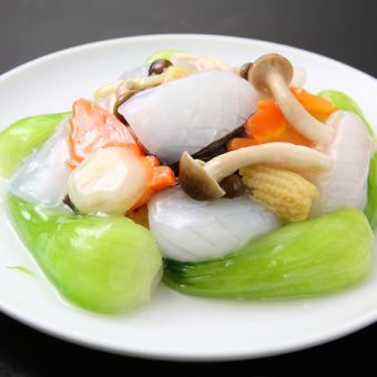炒時令蔬菜和魷魚
