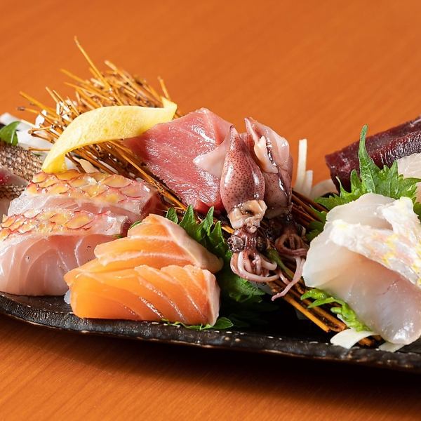 全国各地から厳選して仕入れた高品質な魚介を盛り合わせた、１番人気の「刺し盛り」を日本酒と一緒に。