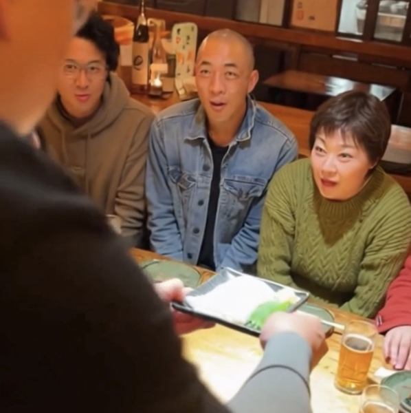 【カウンター席】お一人様でも気軽にご来店いただるカウンター席。料理はカウンターの上にうらりと飾られているメニューからご注文していただきます。毎日新鮮鮮魚や、旬の食材をご提供しているのはもちろん、メニュー数も豊富なので毎日来ても楽しめるお店です。料理に合わせて、大将が日本酒の提案もしてくれます。