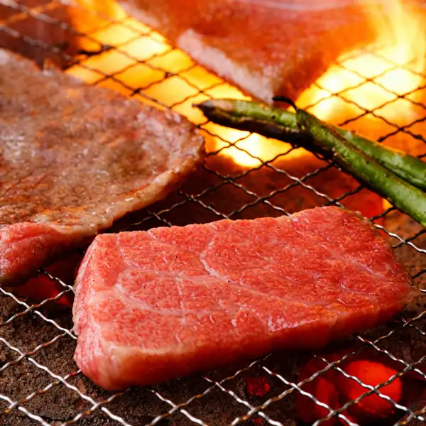 HACHIHACHI自慢の絶品焼肉。厳選和牛をはじめ、こだわりのお肉をお手頃価格でご提供。仲間との飲み会やご家族でのお食事に、ぜひご利用ください。
