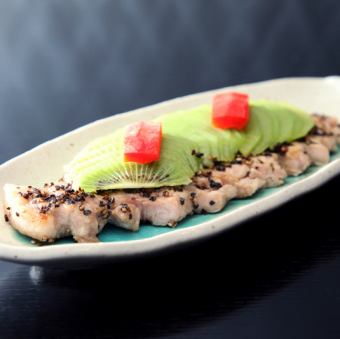 Grilled pork with black pepper and kiwi