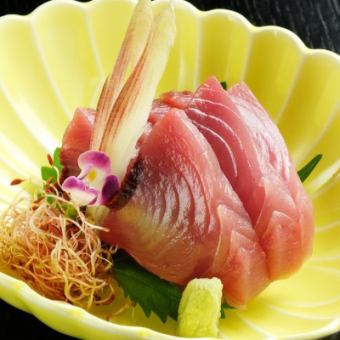 各種お造り(その他、本日のオススメをご覧ください)