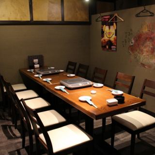 半個室のテーブル席。6名～12名様まで座れます