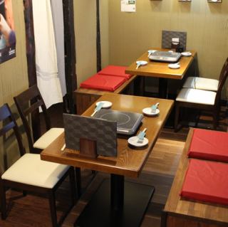 半個室のテーブル席。仕切りを外せば最大16名までの宴会席にもできます