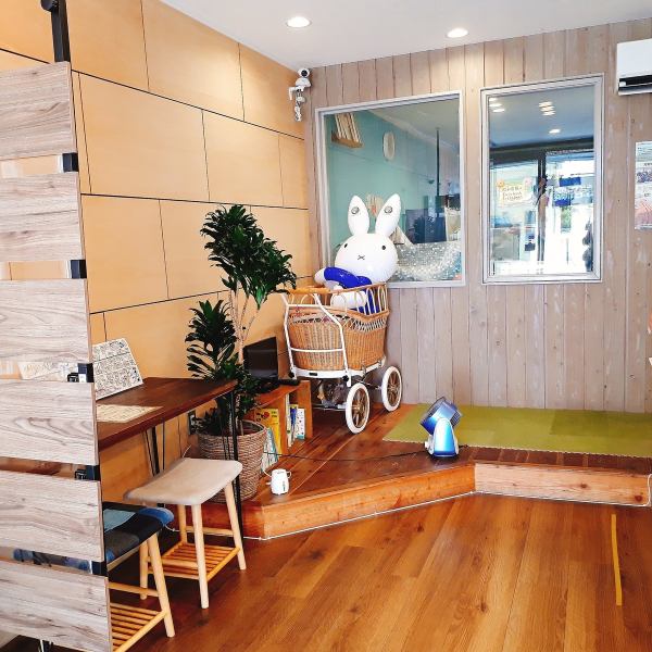 There is also a kids' space in the back! It's a cozy atmosphere where you can enjoy dumplings and beer while letting your children play.Most of the staff are of the child-rearing generation.We will provide a place where you can feel at ease with your children.