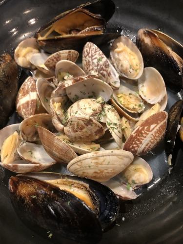 Steamed mussels and clams in wine