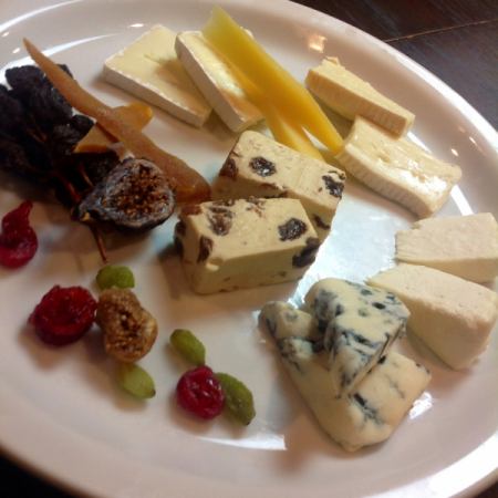 Assortment of 4 Kinds of Specialty Cheese Msize