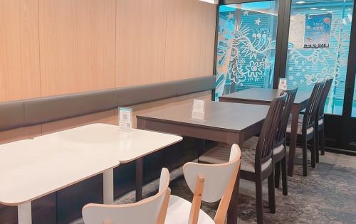 テーブルのお席は1名様から最大12名様までご利用いただけます。ふらっと立ち寄ってのご利用もできます◎