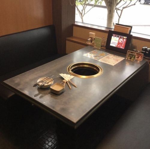 There are plenty of spacious tables with plenty of space to place your food! It can be used by people of all ages and genders for a wide range of occasions! You can relax on the spacious sofas and enjoy your yakiniku! We also have space available for wheelchair access.