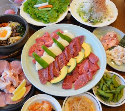 A course of 14 standard charcoal grilled yakiniku dishes at an affordable price + 120 minutes of all-you-can-drink for 6,000 yen (tax included)