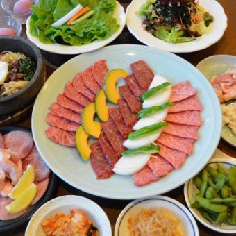 A 7,000 yen (tax included) course that includes 14 dishes of premium meat and 120 minutes of all-you-can-drink