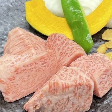 上質なお肉に仕込みを加え最上級のお肉へ。お肉といえば米沢亭！