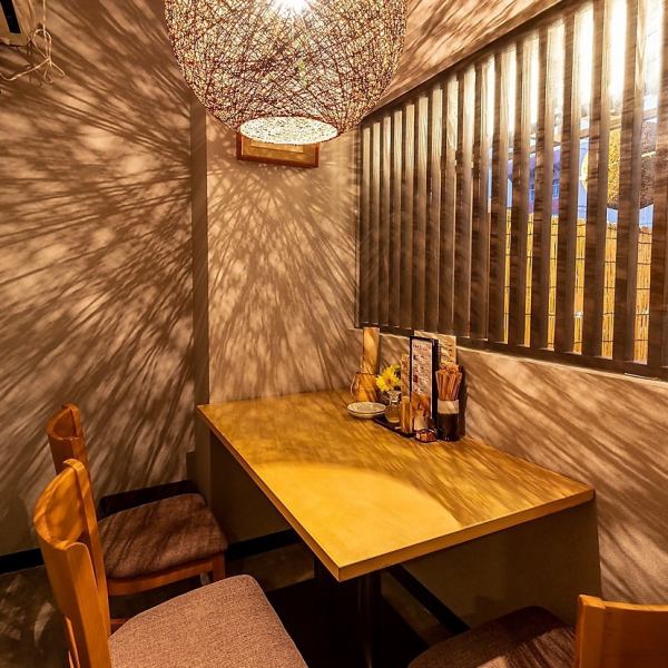 ◆Private room where you can enjoy a relaxing meal.Recommended for a variety of dining occasions such as dates, entertaining guests, dinners, and reunions. All seats are separated by bamboo blinds.