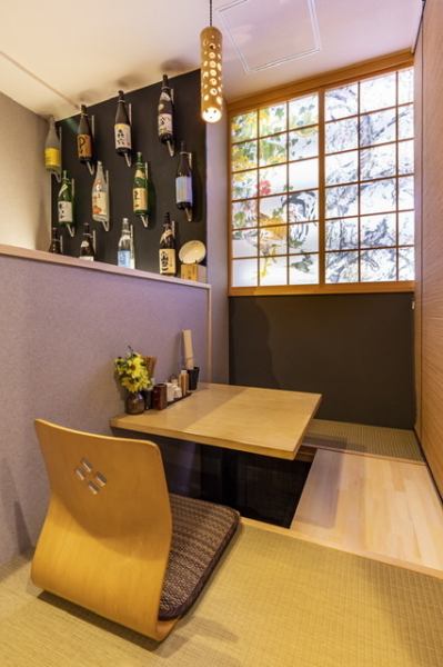 【掘りごたつ席】お席ごとに簾で上から仕切りますのでプライベート空間でゆっくりとお食事ができます。最大20名までOK♪雰囲気抜群のデザインアートがお出迎えいたします♪少々狭いですが個室も御座いますのでお問い合わせください♪