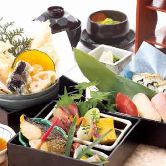 〈松花堂三段重〉 おばんざい・天麩羅・牛ステーキ・土鍋ご飯などを楽しめる。お料理のみ3500円