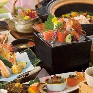 <二之音> 晚餐使用時令山珍海味。餐點只要 5,500 日圓，含無限暢飲 7,000 日圓