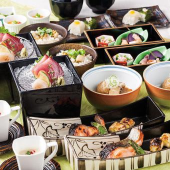 <Ichinoto> 簡單的晚餐，您可以享用生魚片、燒烤菜餚和米飯。餐點只要 4,500 日圓，含無限暢飲 6,000 日圓