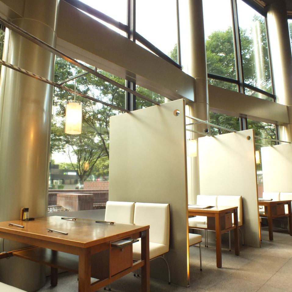 開放感溢れる明るい店内。女子会、デートなど様々なシーンに♪