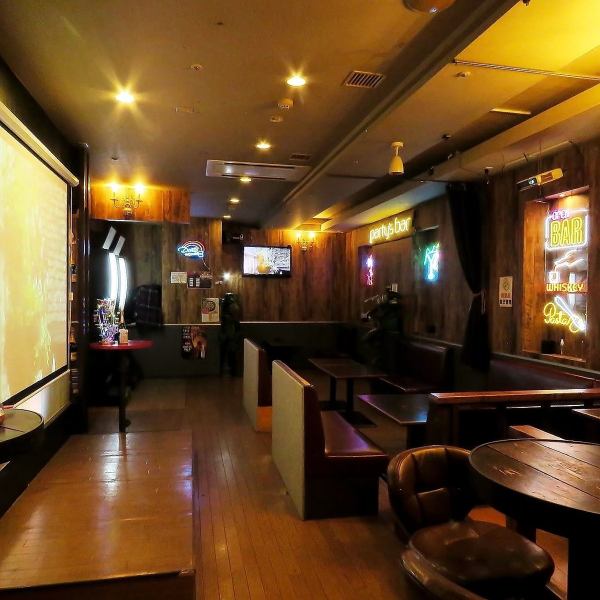 ソファ席は飲み会後の各種二次会におすすめ！10名以上のご利用に最適★20名様以上で貸切も可♪（※貸切は要予約）100インチスクリーンでのステージカラオケ、ダーツマシン2台完備しているのでお酒を飲みながらのダーツ大会も◎パーティの用途に合わせてステージの位置やソファの配置も変更可能です♪2名様～50名様