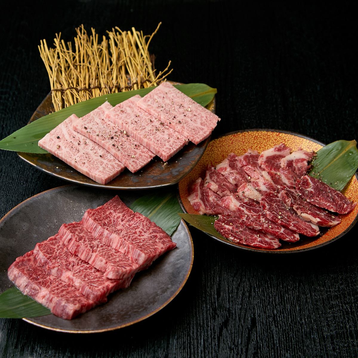 ヘルシーな馬刺しは美容を気にす方にも人気♪写真映えするお肉の盛り合わせをどうぞ！