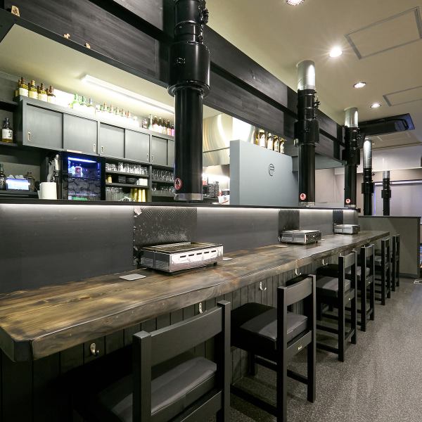 店内は、高級すぎず、カジュアルすぎず、オシャレな心地よさを大切にしています♪皆様がデートや女子会で気兼ねなく利用できるよう、落ち着いたトーンの内装に仕上げました◎こだわりの和牛や馬刺しを心ゆくまで味わいたい方にぴったりです！