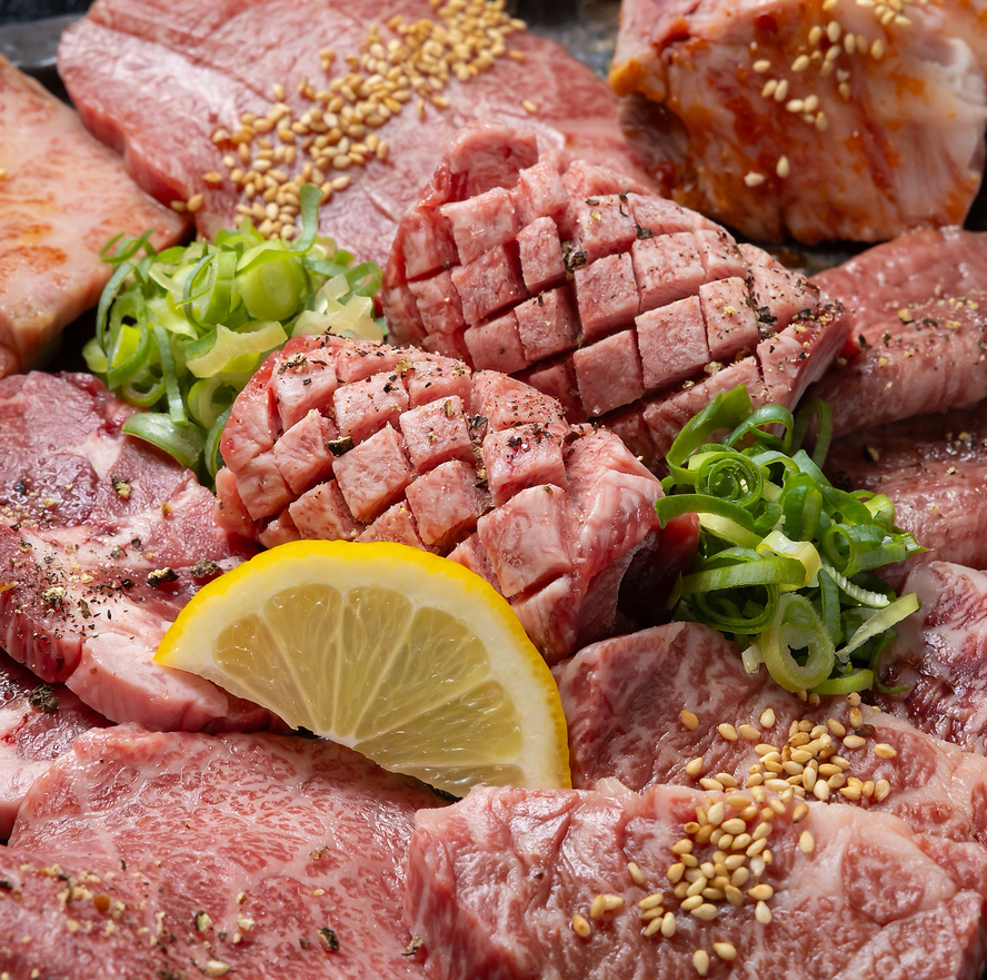 ヘルシーな馬肉は美容を気にする方にも人気♪写真映えするお肉の盛り合わせをどうぞ！