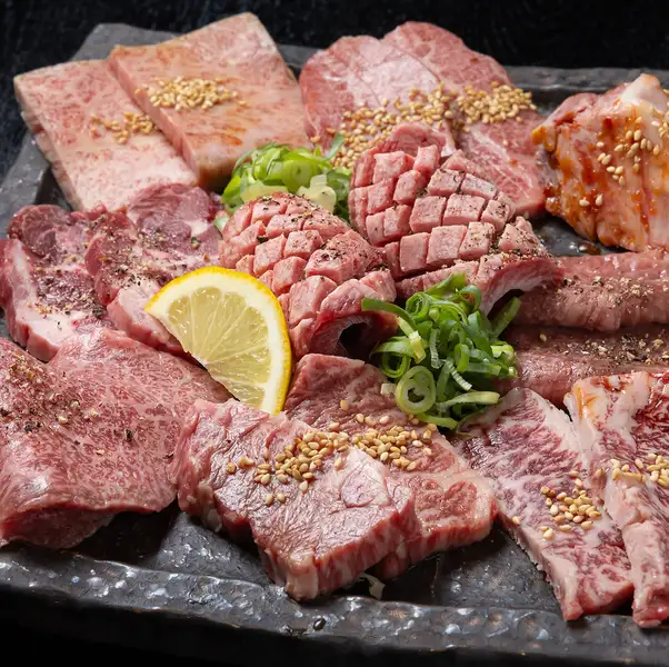 【浓郁的和牛风味】由店主亲自挑选的“当日最佳”食材，组成一份令人满意的9道菜拼盘。
