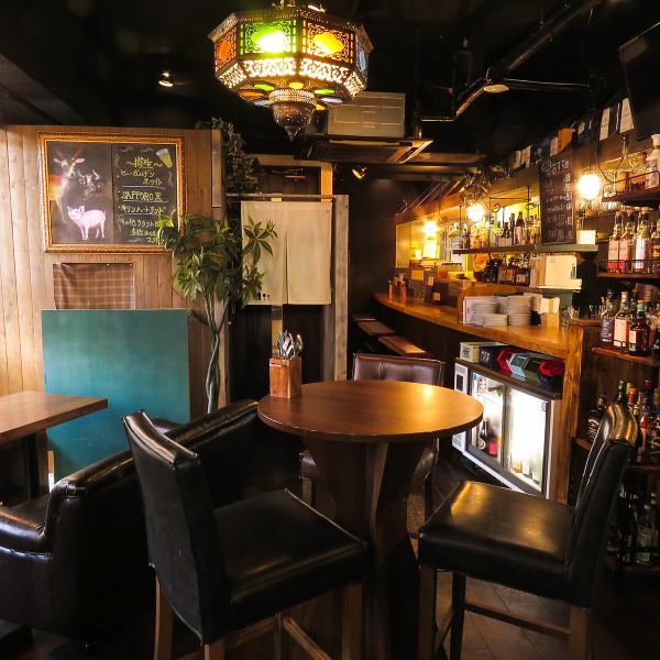 1 minute walk from Hashimoto station.If you open the hideaway door on the 2nd floor of the building, you will find an overseas-style space.The lighting inside the store is exotic.The atmosphere is good, so it is recommended for dates, girls-only gatherings, birthdays and anniversaries.It is an adult hideaway bar that you want to keep one