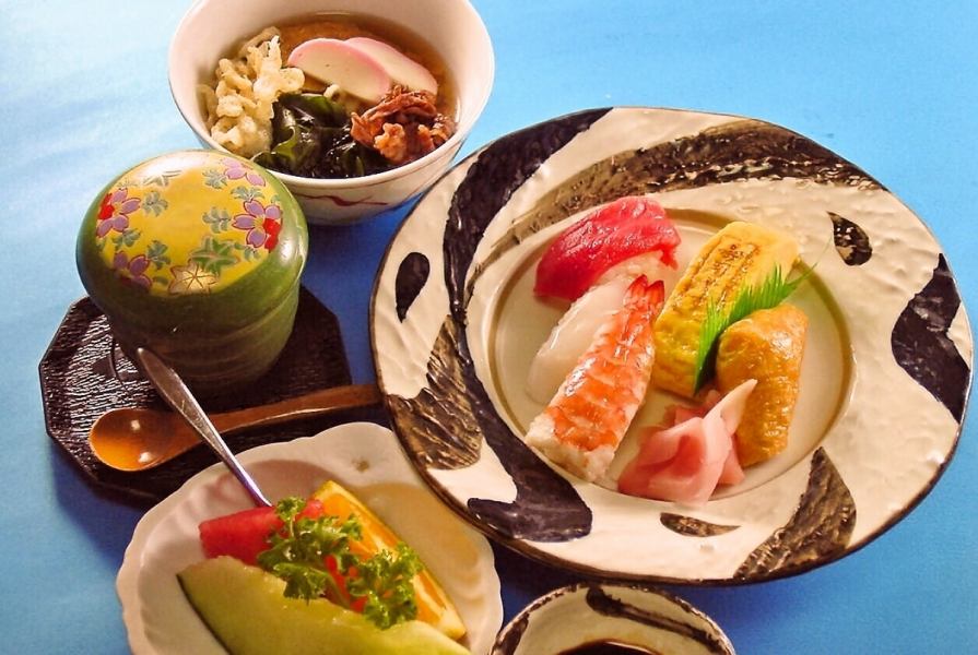 【お子様メニュー】お得なお寿司のセットやフライドポテト・唐揚げ・麺類・お好み握りもございます。