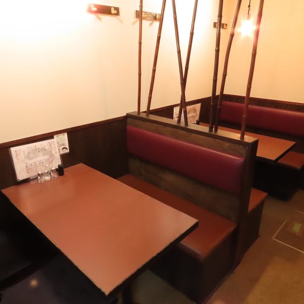【柴崎×海鮮居酒屋】店内は木を基調としたソファーテーブル席をご用意しております。普段使いはもちろんデートや釣り仲間と一緒にご利用ください。